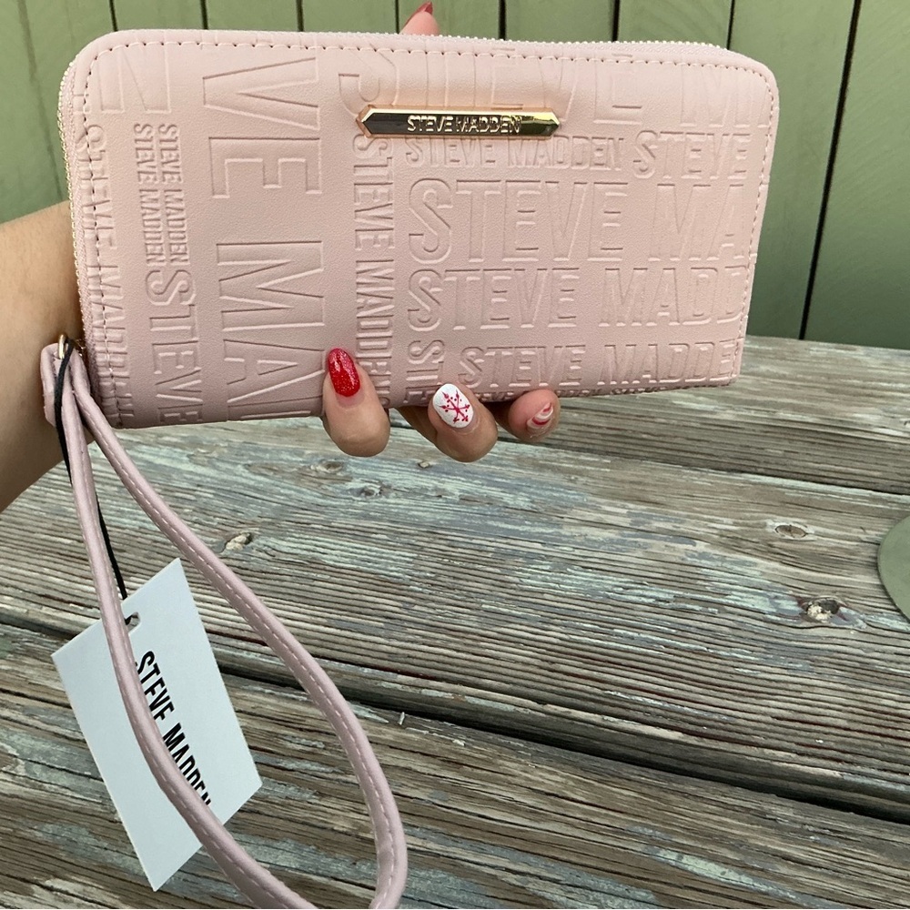 STEVE MADDEN WALLET WRISTLET, NUDE PINK WITH STAMPED LOGO " STEVE MADDEN NWT